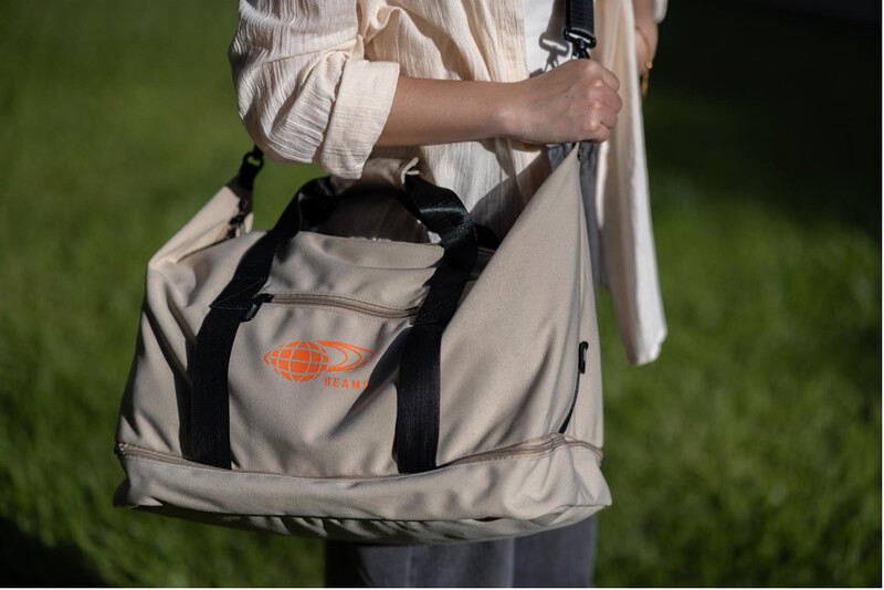 「探索旅行包」斜背及手提兩用，好看又實用。圖／誠品生活 提供