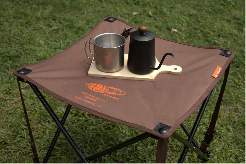 誠品生活與日本潮流時尚品牌BEAMS攜手推出年中慶滿額第二波好禮「納涼折疊桌」。圖／誠品生活 提供