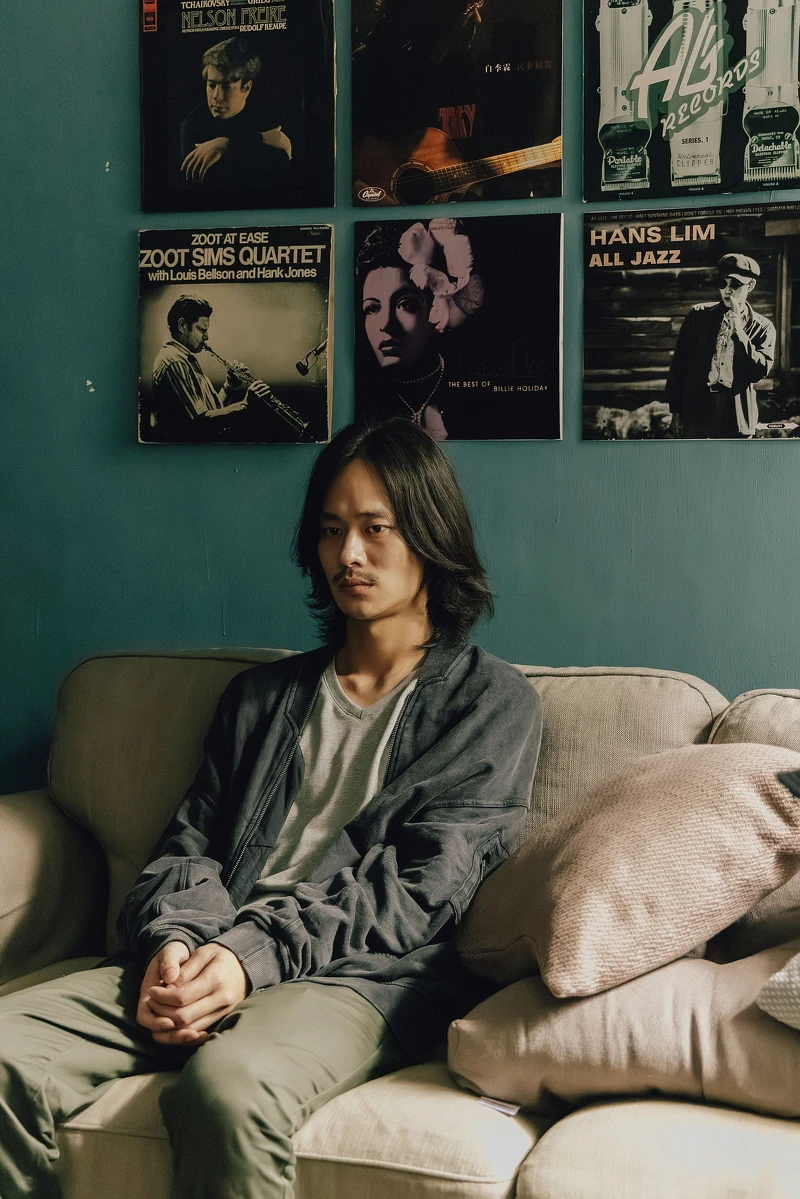 夏騰宏在《幸福房屋事件簿》飾演拋棄未婚妻的黑膠唱片發燒友,未婚妻在醫院過世後,化身厲鬼來討命。 夏騰宏在《幸福房屋事件簿》飾演拋棄未婚妻的黑膠唱片發燒友,未婚妻在醫院過世後,化身厲鬼來討命。