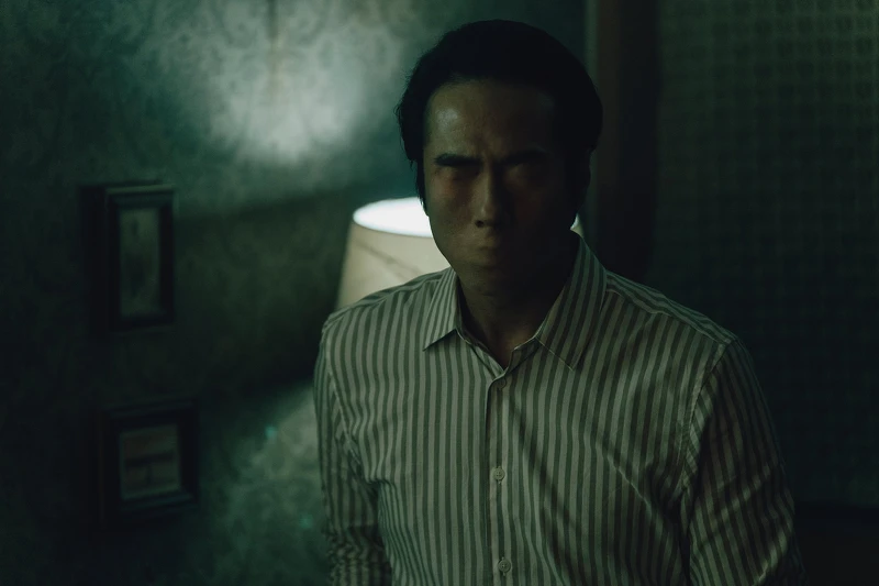 莊凱勛以無臉男詭譎模樣登場,出現在女兒夢境中。 莊凱勛以無臉男詭譎模樣登場,出現在女兒夢境中。