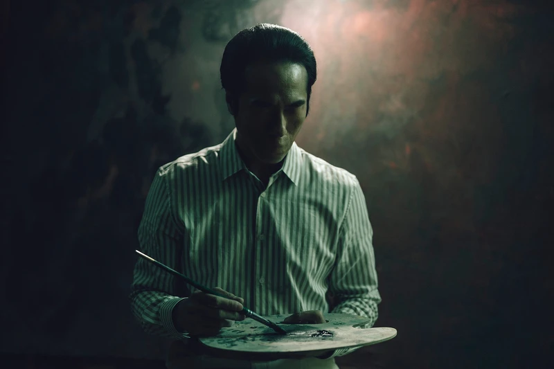 莊凱勛逼真的無臉男質感,搭上場景陰暗光線,拍攝時嚇到不少人。 莊凱勛逼真的無臉男質感,搭上場景陰暗光線,拍攝時嚇到不少人。