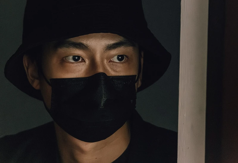 「大鶴」林鶴軒在《幸福房屋事件簿》以口罩遮臉,只露出銳利眼神暗藏玄機。 「大鶴」林鶴軒在《幸福房屋事件簿》以口罩遮臉,只露出銳利眼神暗藏玄機。