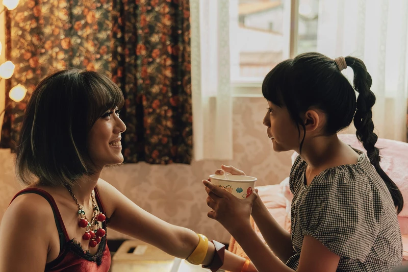 金馬女配得主張詩盈(左)演出性工作者林姐姐,很照顧小時候的安琪。 金馬女配得主張詩盈(左)演出性工作者林姐姐,很照顧小時候的安琪。