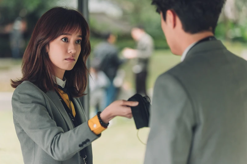 《幸福房屋事件簿》陳庭妮得知蔡凡熙能聞到孤魂野鬼的能力後,開始強制進行健康管理,逼戴口罩以免感冒影響嗅覺。 《幸福房屋事件簿》陳庭妮得知蔡凡熙能聞到孤魂野鬼的能力後,開始強制進行健康管理,逼戴口罩以免感冒影響嗅覺。