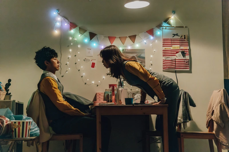 《幸福房屋事件簿》蔡凡熙陰陽鼻能力露餡後,成了陳庭妮專屬「凶宅犬」。 《幸福房屋事件簿》蔡凡熙陰陽鼻能力露餡後,成了陳庭妮專屬「凶宅犬」。