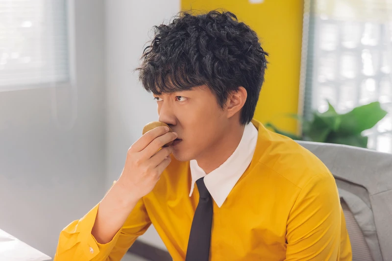 《幸福房屋事件簿》蔡凡熙被迫進行健康管理,受到陳庭妮不斷餵食水果增加維他命。 《幸福房屋事件簿》蔡凡熙被迫進行健康管理,受到陳庭妮不斷餵食水果增加維他命。