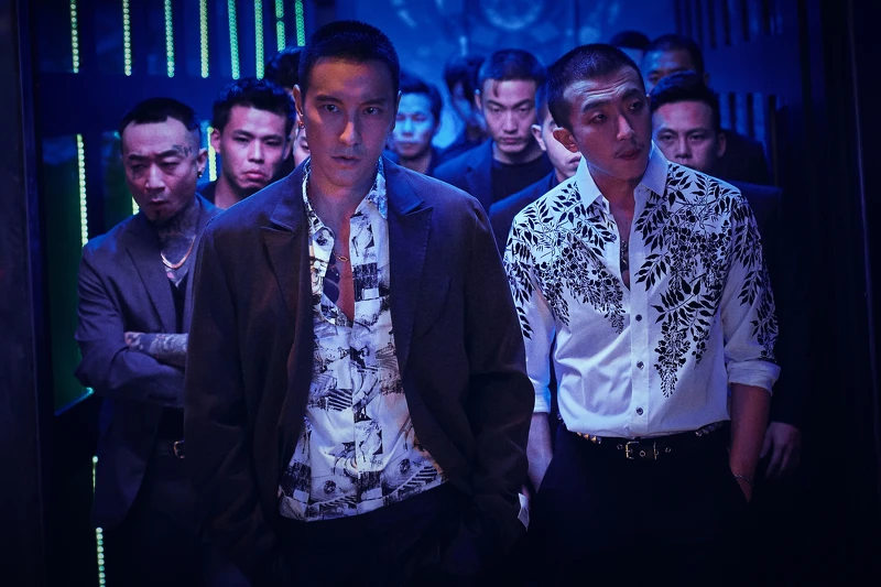 王陽明與懷秋成為電影《角頭-大橋頭》中想擴大組織「大橋頭」版圖的推手。 王陽明與懷秋成為電影《角頭-大橋頭》中想擴大組織「大橋頭」版圖的推手。