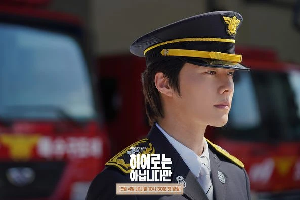 福歸拄曾是打火英雄，母親不支持並唱衰，但福歸拄堅持要助人