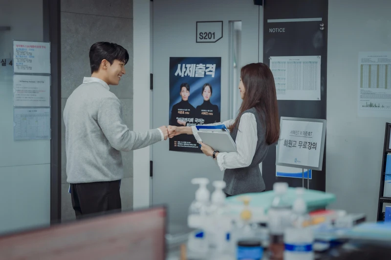 《畢業》魏嘏雋決心和過往的恩師鄭麗媛攜手在補教界打出一片名堂。 《畢業》魏嘏雋決心和過往的恩師鄭麗媛攜手在補教界打出一片名堂。