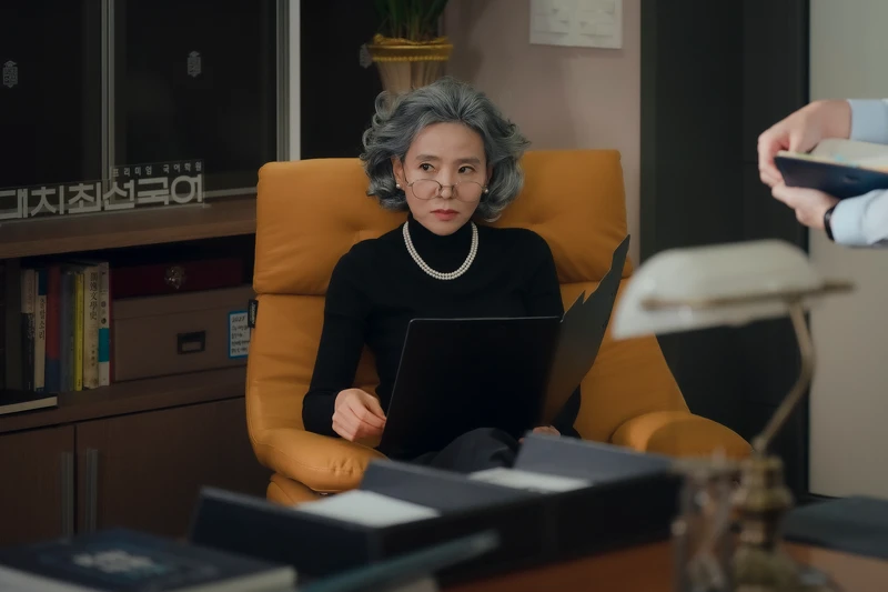 《畢業》徐正妍飾演外號「白髮魔女」的國文首席教師,在劇中向女主角鄭麗媛宣戰。 《畢業》徐正妍飾演外號「白髮魔女」的國文首席教師,在劇中向女主角鄭麗媛宣戰。