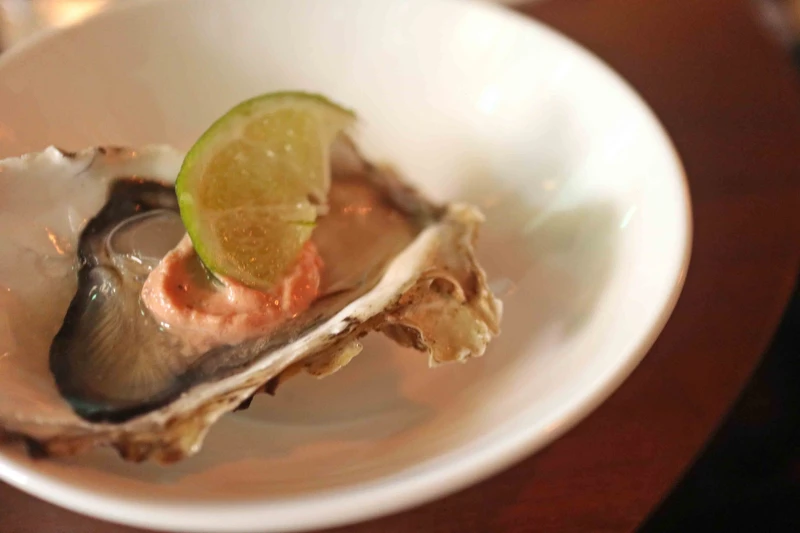 一旁酒食搭配的是生蠔,品嚐起來更加鹹香爽快。 一旁酒食搭配的是生蠔,品嚐起來更加鹹香爽快。