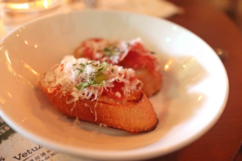 搭配 Bruschetta 讓酒體更加圓潤。 搭配 Bruschetta 讓酒體更加圓潤。