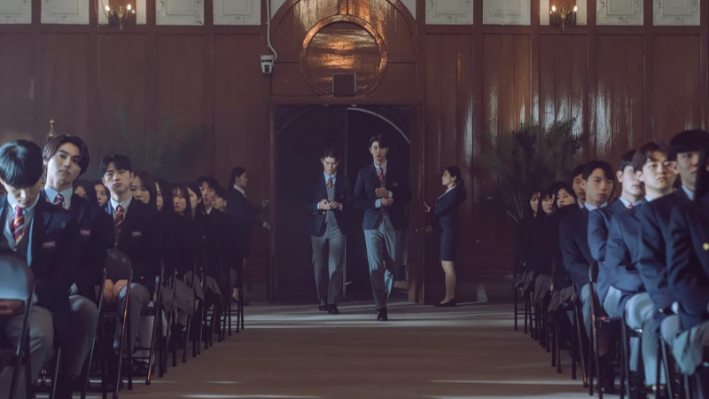 金俐晏一進入禮堂,全校的氛圍就變得不一樣了。 金俐晏一進入禮堂,全校的氛圍就變得不一樣了。