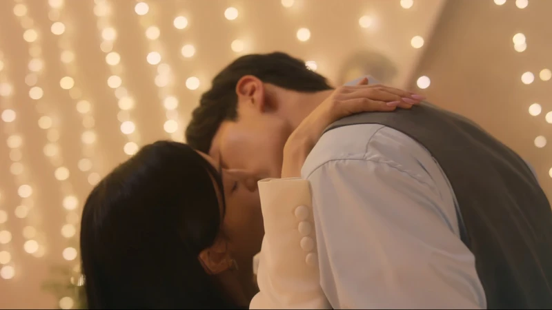 姜嘏吻上鄭哉怡,鄭哉怡也回應他的吻。 姜嘏吻上鄭哉怡,鄭哉怡也回應他的吻。