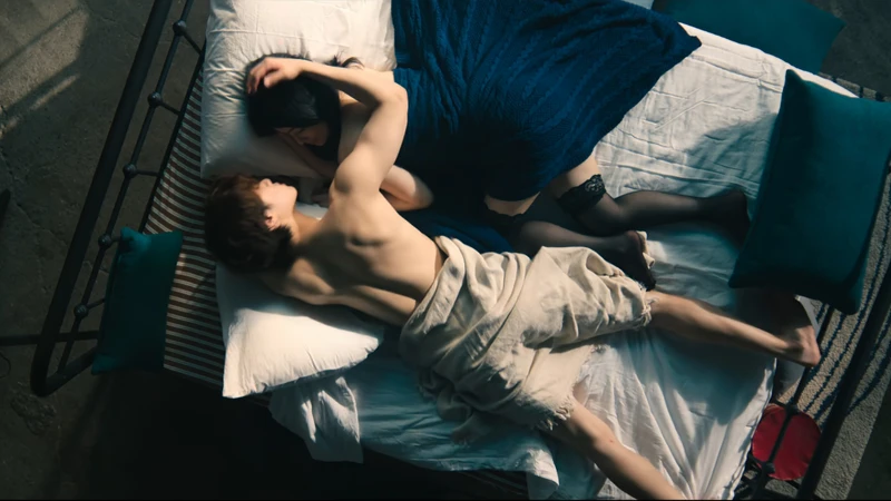 李優進與老師裸著上身在床上醒來。 李優進與老師裸著上身在床上醒來。