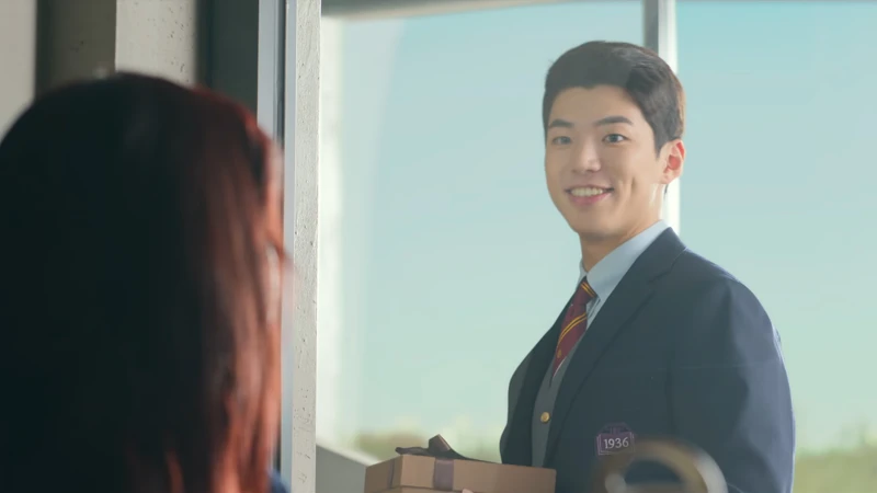 喜歡尹荷拉的學弟金宣友特地送巧克力到教室。 喜歡尹荷拉的學弟金宣友特地送巧克力到教室。