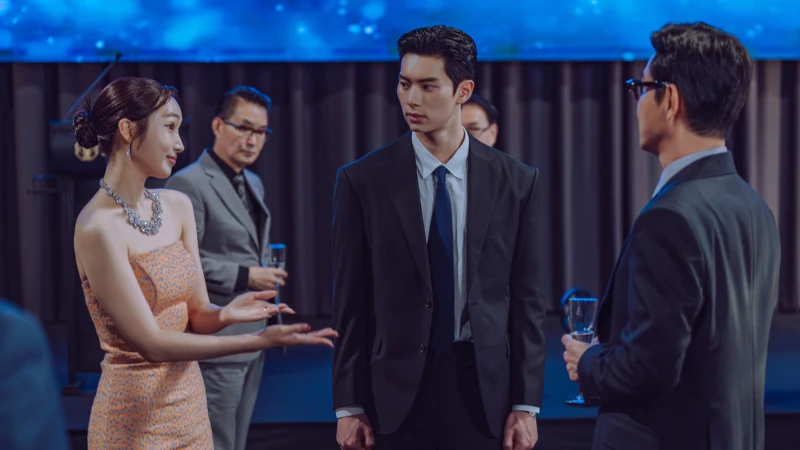 家長晚會上每個人各懷鬼胎。 家長晚會上每個人各懷鬼胎。