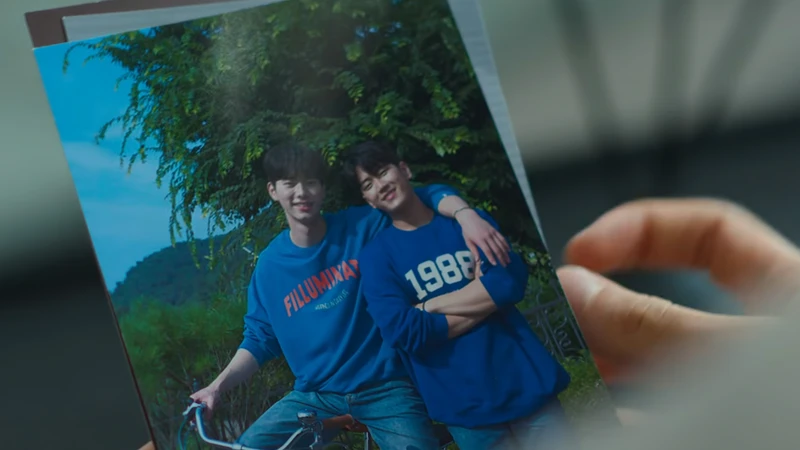 金俐晏拿到姜嘏與姜仁翰是異卵雙胞胎的證據。 金俐晏拿到姜嘏與姜仁翰是異卵雙胞胎的證據。