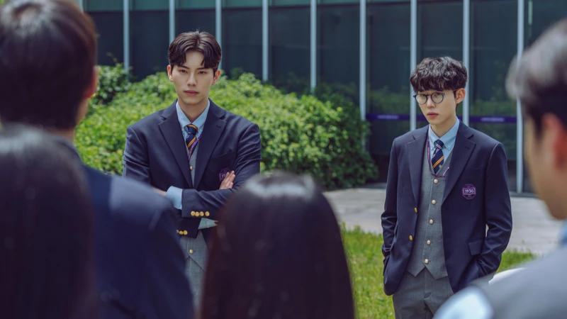 姜嘏帶著一眾獎助生要來對抗貴族學生們。 姜嘏帶著一眾獎助生要來對抗貴族學生們。