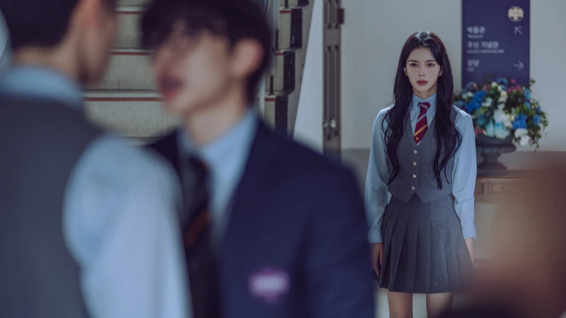 鄭哉怡得知班長就是傳送匿名訊息的人。 鄭哉怡得知班長就是傳送匿名訊息的人。