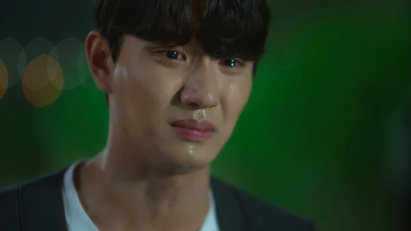 得知自己害了鄭哉怡的金俐晏落下眼淚。 得知自己害了鄭哉怡的金俐晏落下眼淚。