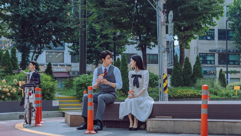 鄭哉怡離開前的最後一天,與金俐晏來了一場久違的約會。 鄭哉怡離開前的最後一天,與金俐晏來了一場久違的約會。