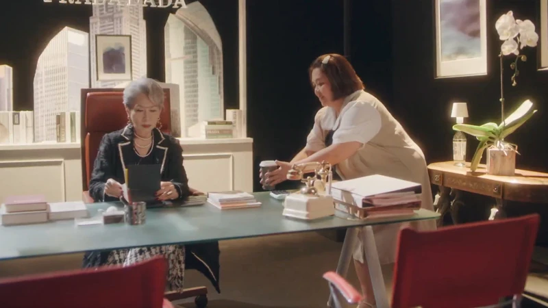 一婆上演《穿著 Prada 的惡魔》如面試般審視彩香。 一婆上演《穿著 Prada 的惡魔》如面試般審視彩香。