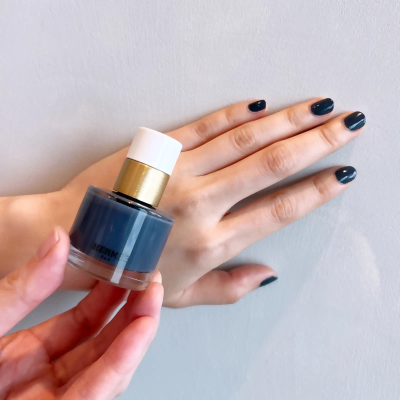 Hermès愛馬仕Les Mains Hermès指甲油2024秋冬限量珍藏版(#81Bleu Agate)實擦試色。 Hermès愛馬仕Les Mains Hermès指甲油2024秋冬限量珍藏版(#81Bleu Agate)實擦試色。