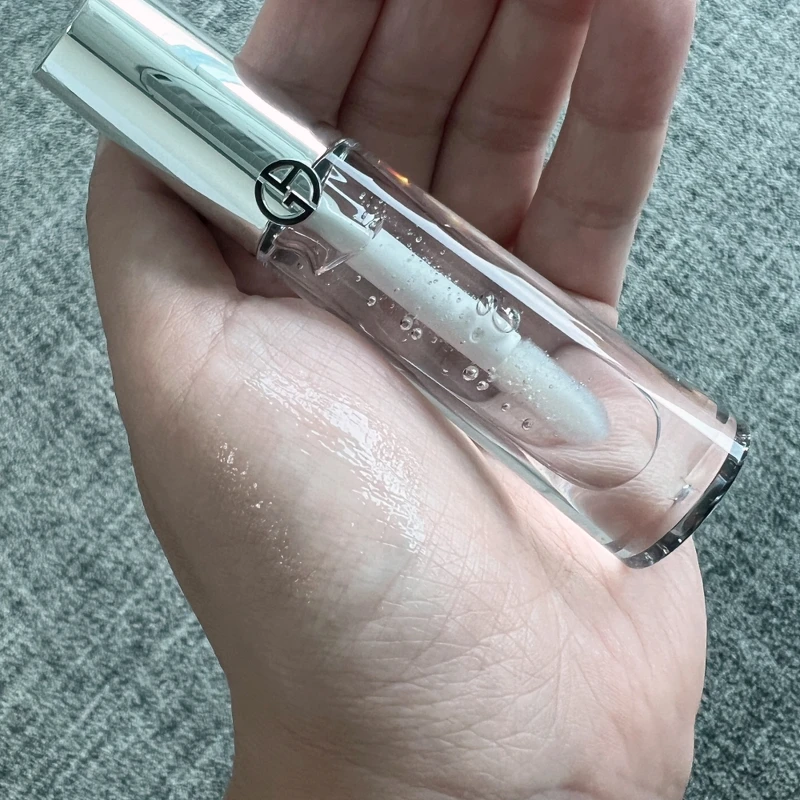 Armani Beauty訂製奢光潤唇蜜(#01晶透光)試色。NT1,500 Armani Beauty訂製奢光潤唇蜜(#01晶透光)試色。NT1,500