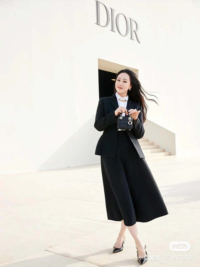 61歲的章小蕙依然時髦有型，直播事業風風火火。