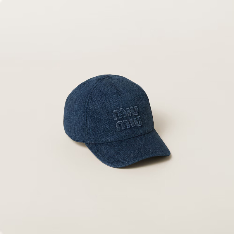 Miu Miu 牛仔布棒球帽,NT18,000。 Miu Miu 牛仔布棒球帽,NT18,000。