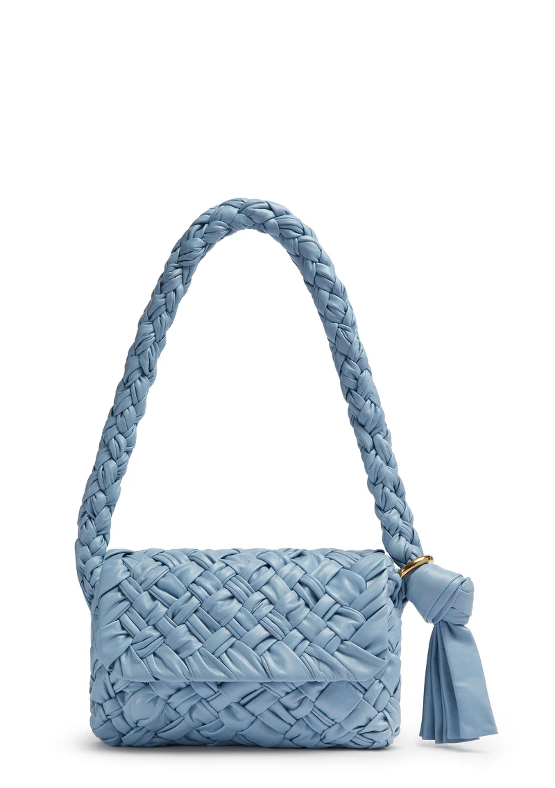 Bottega Veneta冰川藍編織皮革肩背包,Nt152,500。 Bottega Veneta冰川藍編織皮革肩背包,Nt152,500。
