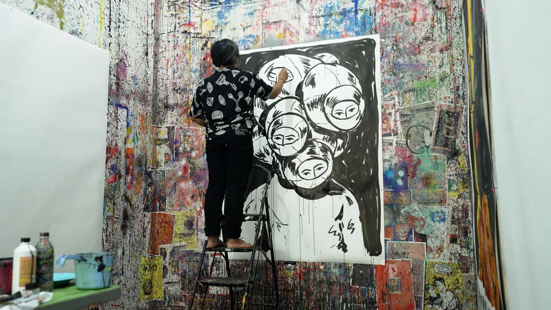 Eko Nugroho 於 Jogja 工作室中作畫場景。