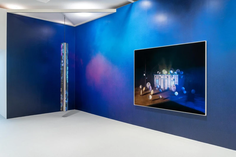 巴塞爾藝術展香港展會2024瑞銀貴賓廳展覽現場：陳維，《香港你好嗎》，2023年，《蘑菇》， 2016年。© 陳維。