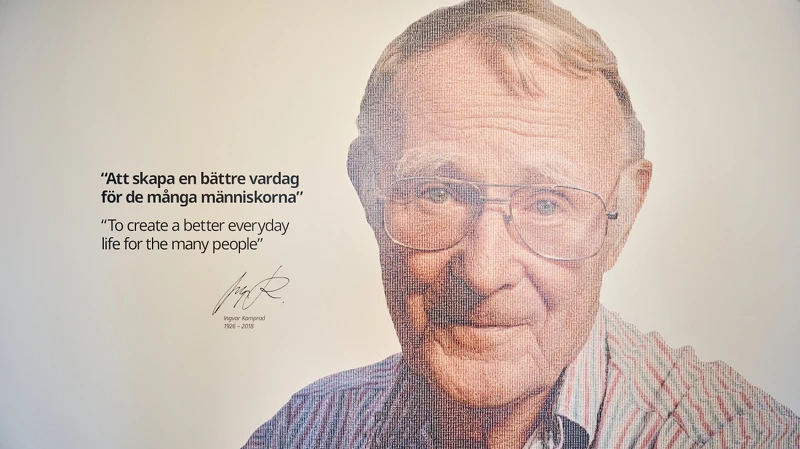 入口處的創辦人照片，近看是由全球員工大頭照組成的！