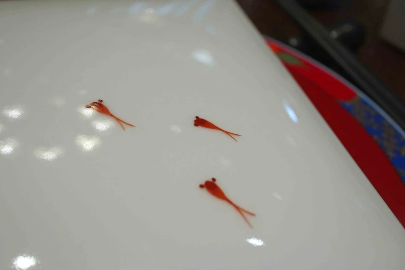 日本李莊窯燒製的小魚九宮格重箱。