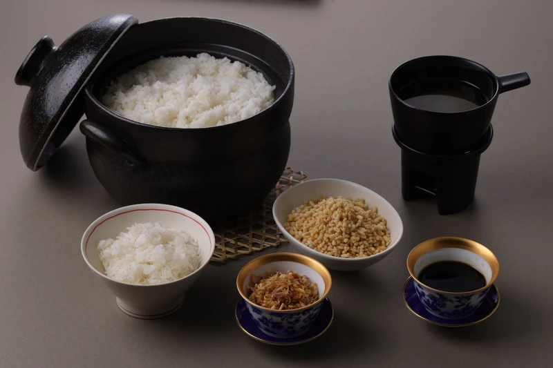 「土鍋炊飯」選用蓮花香米以土鍋煮飯。