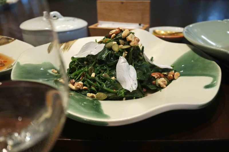 形狀不一的器皿，透過典雅的色彩能互相搭配。