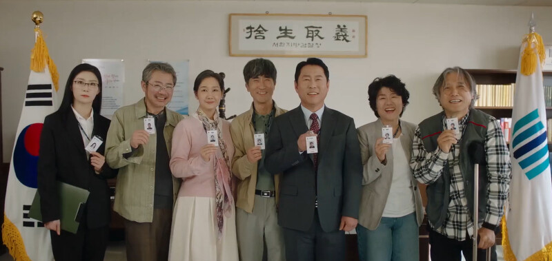 高齡實習生們拍下重返職場紀念照,身後掛著”捨生取義”字畫,是否暗示未來有人會犧牲奉獻!? 高齡實習生們拍下重返職場紀念照,身後掛著”捨生取義”字畫,是否暗示未來有人會犧牲奉獻!?