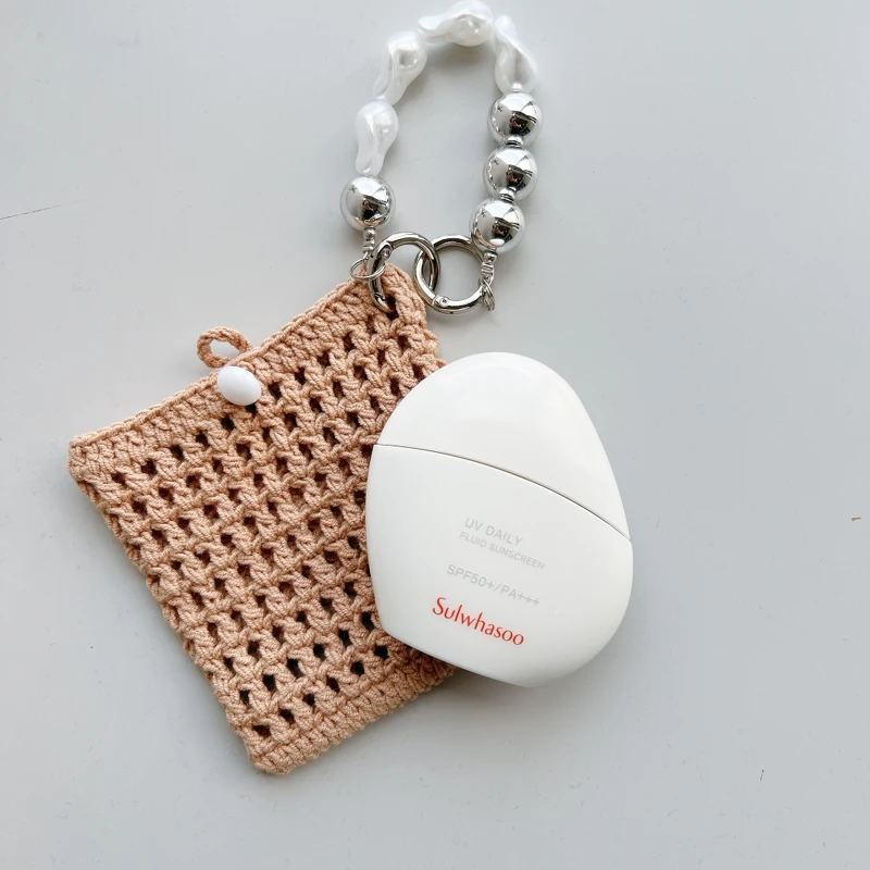 新品上市期間於線上或2024/7/11~7/14於台北忠孝SOGO快閃店購買超輕透防水防曬乳，還有機會獲得度假風鏤空編織包。