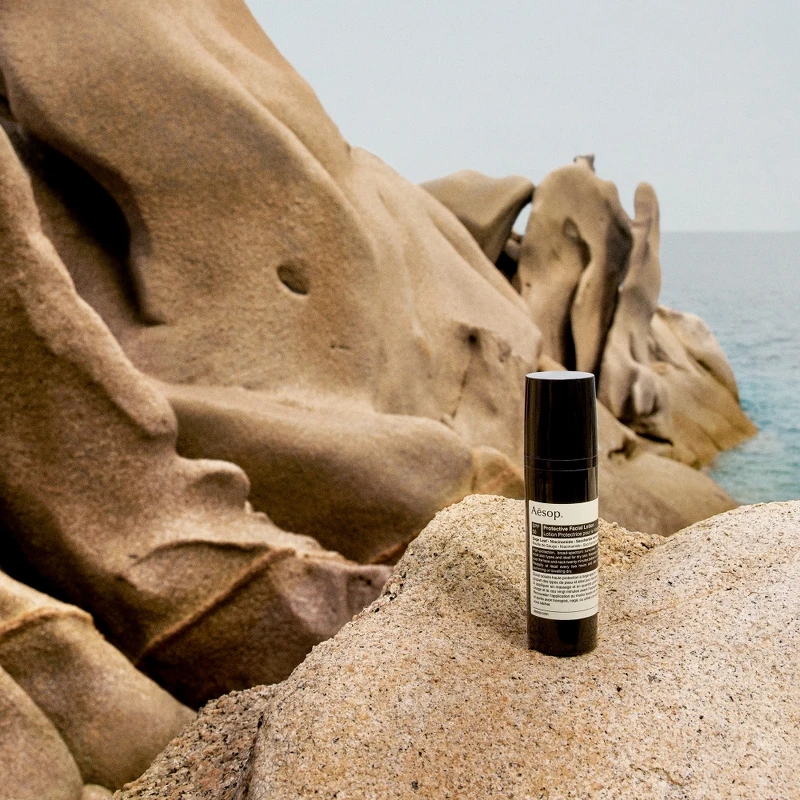 Aesop防曬面部乳液SPF50情境圖。