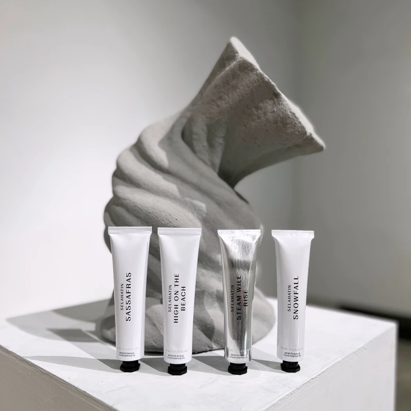 SELAHATIN香氛美白牙膏添加四重溫合美白成分,幫助淡化牙齒色澤。 SELAHATIN香氛美白牙膏添加四重溫合美白成分,幫助淡化牙齒色澤。