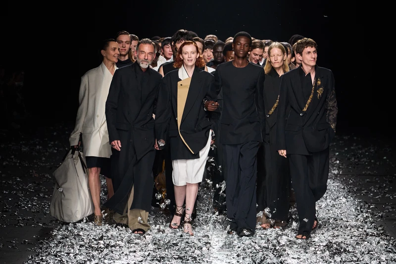 Dries Van Noten 以一系列燦爛的花卉印花以及精緻的剪裁宣告離開漫長的設計旅程。  Dries Van Noten 以一系列燦爛的花卉印花以及精緻的剪裁宣告離開漫長的設計旅程。