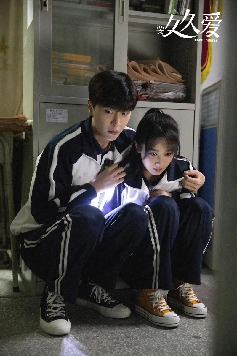 楊紫與范丞丞相差8歲,劇中演高中生被酸不像同輩。 楊紫與范丞丞相差8歲,劇中演高中生被酸不像同輩。