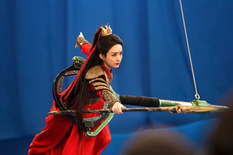 仙俠劇少有女主角持長槍,趙麗穎提前訓練數月,精彩打戲成一大看點。 仙俠劇少有女主角持長槍,趙麗穎提前訓練數月,精彩打戲成一大看點。