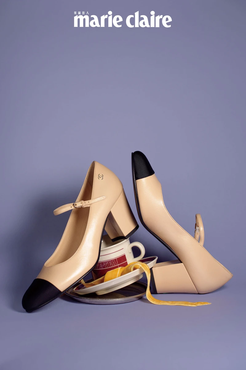 米色皮革與黑色羅緞瑪莉珍鞋,Chanel。 米色皮革與黑色羅緞瑪莉珍鞋,Chanel。