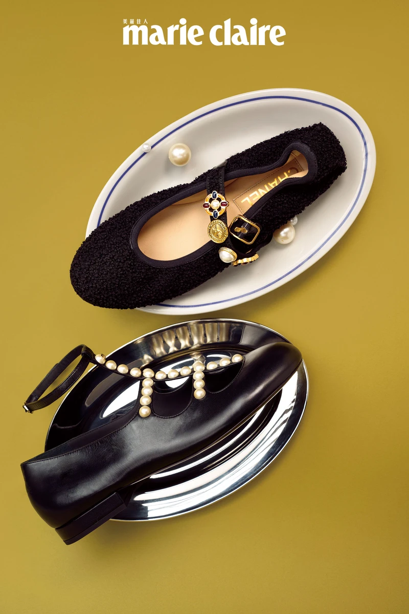 黑色斜紋軟呢瑪莉珍鞋;黑色飾以幻象珍珠皮革瑪莉珍鞋,Both by Chanel。 黑色斜紋軟呢瑪莉珍鞋;黑色飾以幻象珍珠皮革瑪莉珍鞋,Both by Chanel。