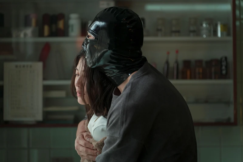 《破浪男女》梁湘華、柯煒林有場皮繩調教的虐戀。 《破浪男女》梁湘華、柯煒林有場皮繩調教的虐戀。