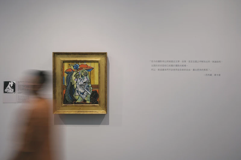 高美館《瞬間》展場中呈現畢卡索〈哭泣的女人〉。照片提供:高美館。 高美館《瞬間》展場中呈現畢卡索〈哭泣的女人〉。照片提供:高美館。