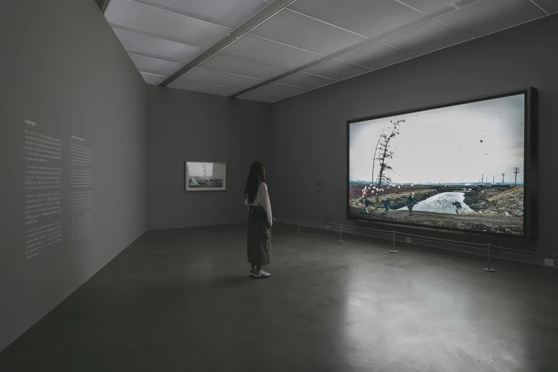 圖5_傑夫.沃爾(Jeff Wall)《突如其來的一陣風》拍攝超過百張照片,擬仿日本畫家葛飾北齋的作品,以巨幅燈箱形式呈現觀眾眼前。圖片提供:高美館。 圖5_傑夫.沃爾(Jeff Wall)《突如其來的一陣風》拍攝超過百張照片,擬仿日本畫家葛飾北齋的作品,以巨幅燈箱形式呈現觀眾眼前。圖片提供:高美館。